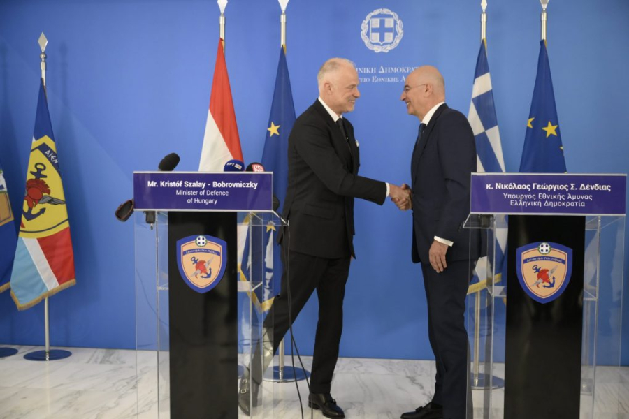 Νίκος Δένδιας: Συναντήθηκε με τον υπουργό Άμυνας της Ουγγαρίας Szalay-Bobrovniczky