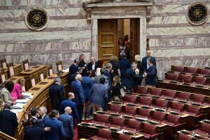 Οι 45 επιστολικές ψήφοι της αντιπολίτευσης που αποσύρθηκαν!