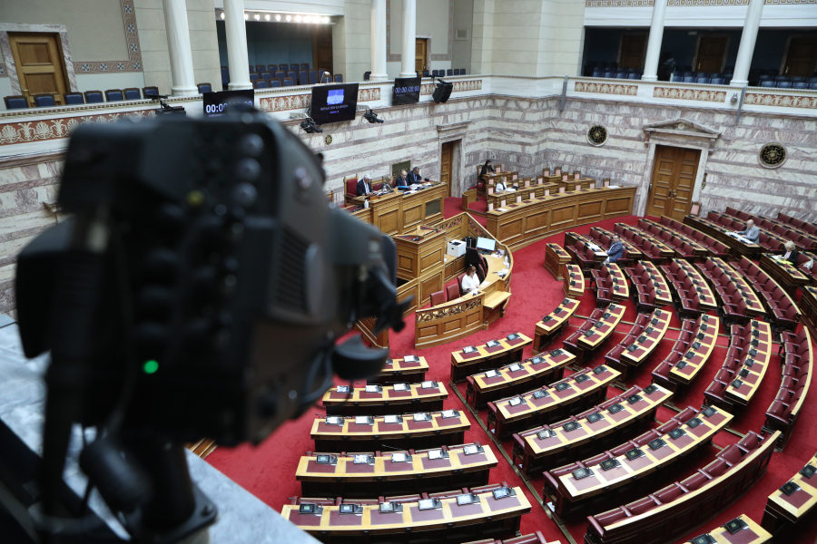 Άγνωστος Στρατιώτης: Ξεκίνησε η μάχη για την τροπολογία στη Βουλή - Ενστάσεις αντισυνταγματικότητας