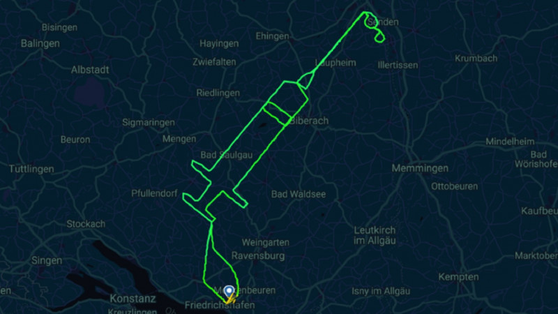 Πιλότος «ζωγράφισε»... σύριγγα στον ουρανό της Βαυαρίας λόγω της έναρξης των εμβολιασμών