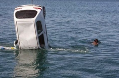 Πανικός στο λιμάνι της Χαλκίδας: Ξέχασε να βάλει χειρόφρενο και το αμάξι «έκανε βουτιά» στη θάλασσα