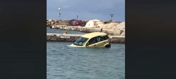 Έπινε καφέ και είδε το αυτοκίνητό του να... κολυμπά!