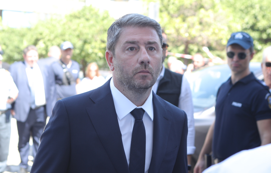 Σοκ με την απουσία Ανδρουλάκη από την κηδεία του Σαββόπουλου