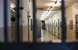 Κρατούμενος επιτέθηκε σε σωφρονιστικούς υπαλλήλους στις φυλακές Αλικαρνασσού