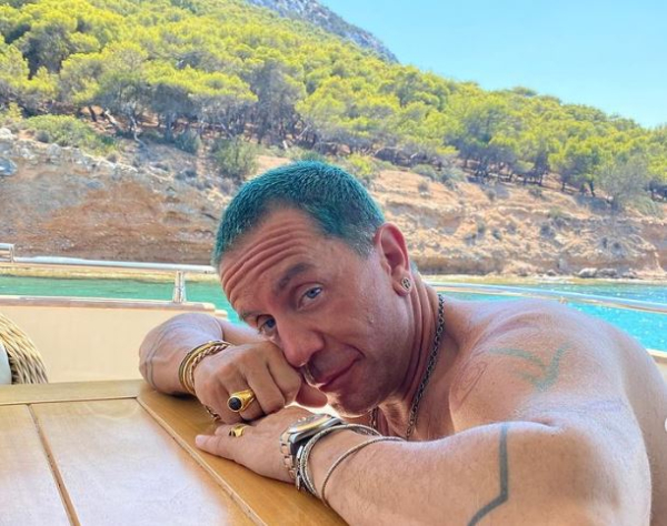 Μαζωνάκης: Άφησε το μικρόφωνο και έπιασε...τις κουτάλες (Βίντεο)