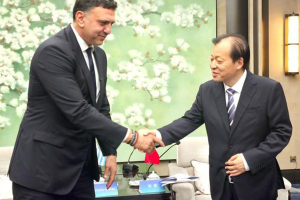 Στην Κίνα ο Κικίλιας: Στο επίκεντρο η ναυτιλιακή συνεργασία και η ασφάλεια των θαλάσσιων μεταφορών