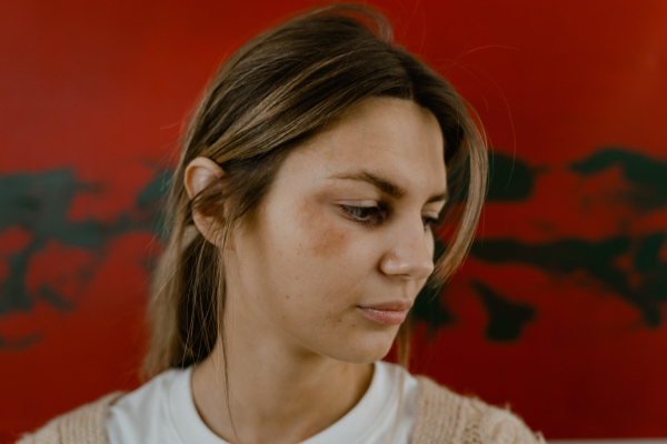 «Νταής» απειλούσε να σκοτώσει τη σύντροφό του μπροστά στο μωρό τους