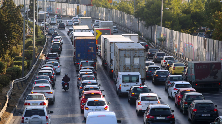 Τροχαία: Αυξημένα μέτρα για την 28η Οκτωβρίου – Απαγορεύσεις κυκλοφορίας φορτηγών άνω των 3,5 τόνων