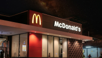 Υποκατάστημα των McDonald’s θα αποζημιώσει τους εργαζομένους με 872,49 δολ. μετά από διακανονισμό 3,55 εκατ. για τα «γεύματα»