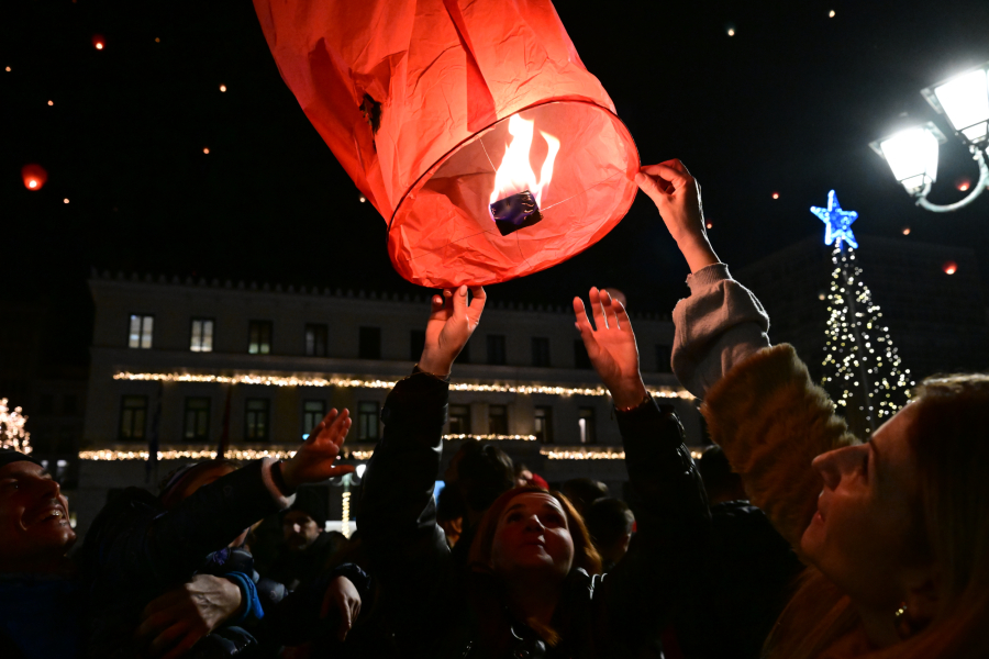 «Νύχτα των Ευχών» από τον δήμο Αθηναίων - 1.500 φαναράκια ταξίδεψαν στον αττικό ουρανό