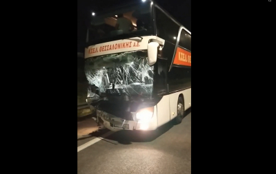 Ένα 19χρονο αγόρι νεκρό και 6 τραυματίες στην ΠΑΘΕ: Λεωφορείο των ΚΤΕΛ έπεσε πάνω σε δύο ΙΧ (video)