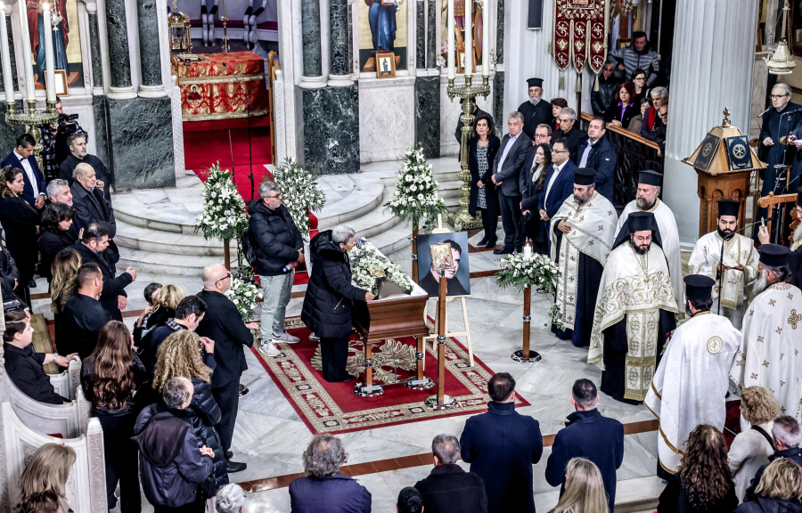 Κηδεία Μανώλη Λιδάκη: Συγκίνηση στο τελευταίο «αντίο» - Συντετριμμένα τα αδέλφια του (εικόνες)