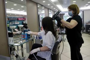 Κορονοϊός: Τι ισχύει στα κομμωτήρια με σεσουάρ και κλιματιστικά (vid)