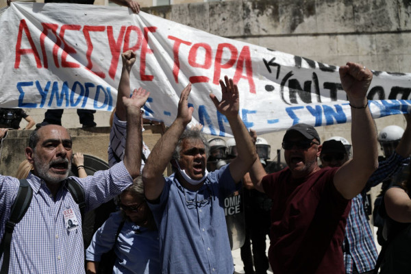 Ένταση στη Βουλή: Διαδηλωτές επιχείρησαν να ανέβουν τα σκαλιά στον Άγνωστο Στρατιώτη