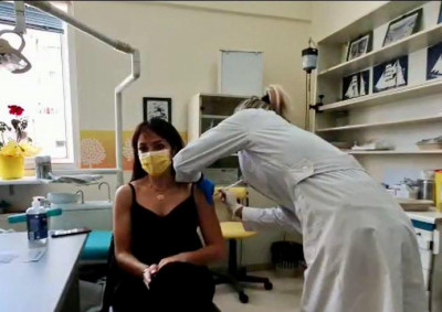 Εμβολιάστηκε η Δόμνα Μιχαηλίδου (βίντεο)