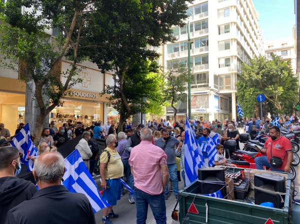 Διαμαρτυρία μικροπωλητών: Μας «αποκλείετε» από το άνοιγμα της αγοράς