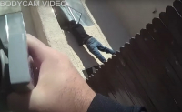 ΗΠΑ: Συγκλονίζει βίντεο με πολίτη που ρισκάρει τη ζωή του για να σώσει δύο παιδία από φλεγόμενο σπίτι (βίντεο)