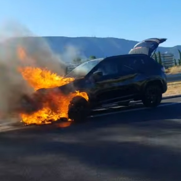 Παιανία: Φωτιά σε ΙΧ στην Αττική Οδό - Κλειστή λωρίδα και μποτιλιάρισμα (εικόνα)