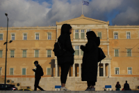 Ενιαίο μισθολόγιο: Για αυξήσεις ίσες με ένα φρέντο ή μια τυρόπιτα πανηγυρίζει η κυβέρνηση