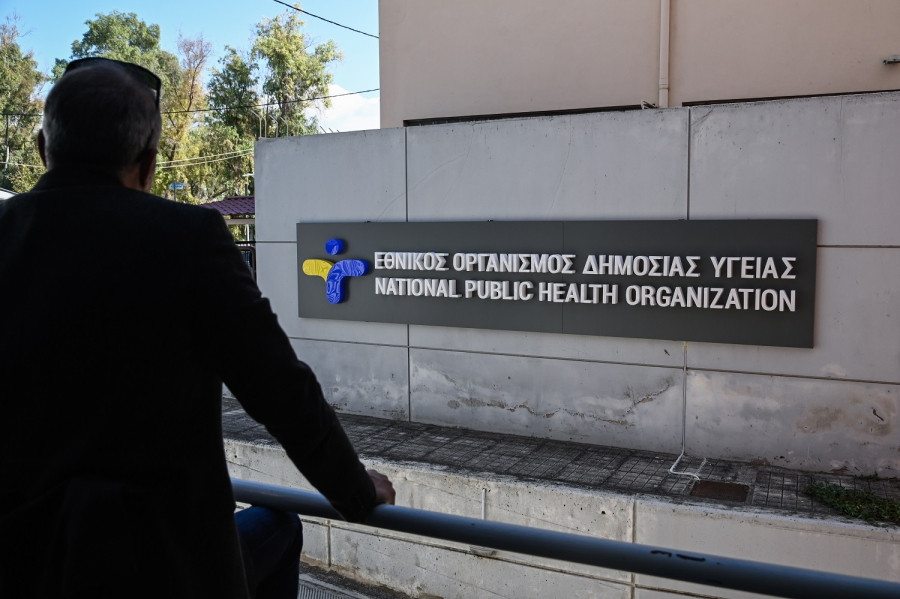 ΕΟΔΥ: 24 νεκροί από κορονοϊό και 16 διασωληνωμένοι την τελευταία εβδομάδα, όλη η έκθεση