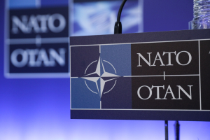 «Συμμαχικά» αλληλομαχαιρώματα και σχέδια για ένα «ευρωπαϊκό ΝΑΤΟ»