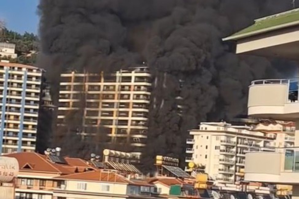 Τουρκία: Φωτιά σε κτίριο, πληροφορίες για εγκλωβισμένους εργάτες (Βίντεο)