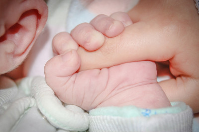 Εμβολιασμένη Αμερικανίδα γέννησε το πρώτο μωρό με αντισώματα κατά του κορονοϊού