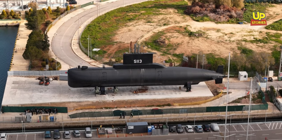 Το ιστορικό υποβρύχιο Πρωτεύς II δεσπόζει δίπλα στο θωρηκτό Αβέρωφ (video drone)