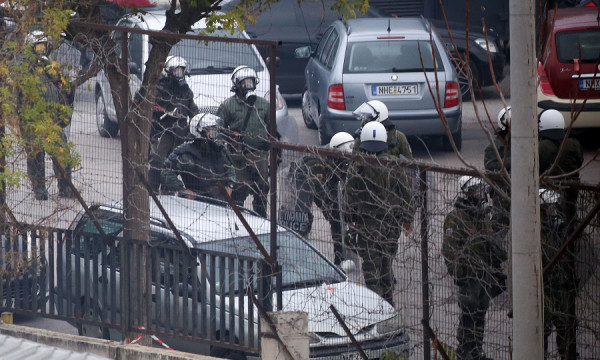 Συμπλοκές οπαδών ΠΑΟΚ και Άρη κοντά στο Αλεξάνδρειο! (vid)