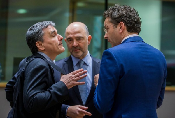 Bloomberg: Τρία σενάρια για το ελληνικό χρέος