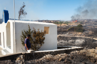 Financial Times: Οι megafires αποκαλύπτουν το κόστος του υπερτουρισμού στην Ελλάδα