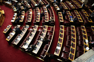 «Σκονάκια» στη Βουλή; Σκληρό πρέσινγκ της αντιπολίτευσης για κλήση Τρίμπαλη με φόντο τη «στημένη» κατάθεση