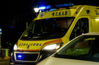 Εθνική Αθηνών- Κορίνθου: Μηχανή παρέσυρε πεζή, τρεις τραυματίες