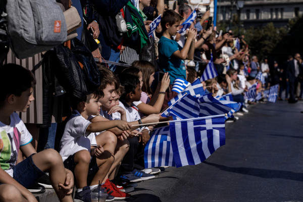 Πλήθος κόσμου στην μαθητική παρέλαση στο κέντρο της Αθήνας (εικόνες)