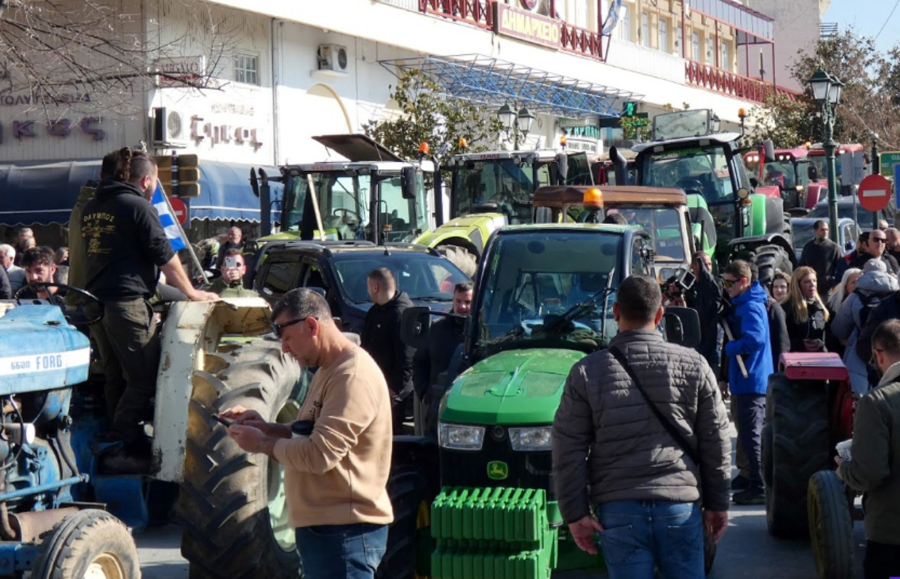 Ελασσόνα: Με τα τρακτέρ οι αγρότες στην πλατεία, κλιμακώνουν τις κινητοποιήσεις (Εικόνες και βίντεο)