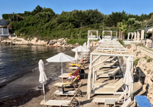 Το «κίνημα της πετσέτας» έφερε εντατικούς ελέγχους σε παραλίες -Πάνω από 330 παραβάσεις