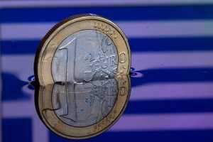 «Χαμηλές πτήσεις» σήμερα για το ευρώ