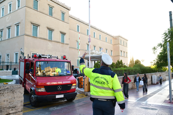 Βουλή: Έληξε ο συναγερμός μετά το τηλεφώνημα για βόμβα - Δεν εντοπίστηκε εκρηκτικός μηχανισμός