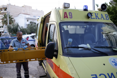 Σοκαριστικό τροχαίο στη Θεσσαλονίκη: Όχημα έπεσε πάνω σε στάση του ΟΑΣΘ, τρείς ανήλικες τραυματίστηκαν