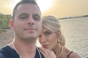 Κατερίνα Καινούργιου: Στην Κρήτη με τον Παναγιώτη Κουτσουμπή (Εικόνα)