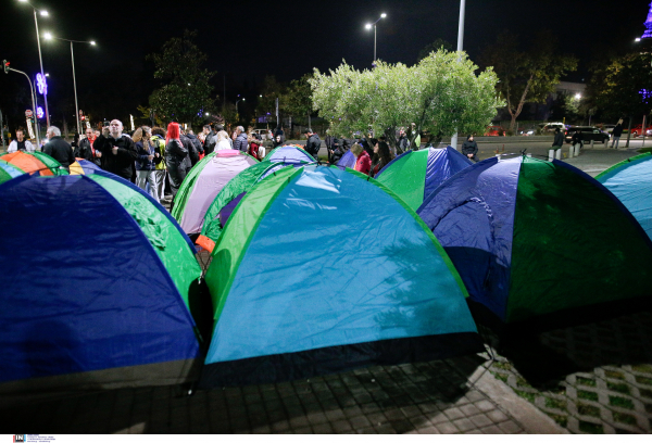 Αντιεμβολιαστές με... αντίσκηνα στη Θεσσαλονίκη: Διαμαρτυρήθηκαν για την υποχρεωτικότητα και έψαλαν τον Εθνικό Ύμνο (βίντεο)