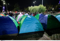 Αντιεμβολιαστές με... αντίσκηνα στη Θεσσαλονίκη: Διαμαρτυρήθηκαν για την υποχρεωτικότητα και έψαλαν τον Εθνικό Ύμνο (βίντεο)