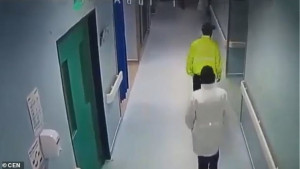 Εκτελεστές μπαίνουν μεταμφιεσμένοι σε νοσοκομείο και εκτελούν 33χρονο στον Ισημερινό (vid)