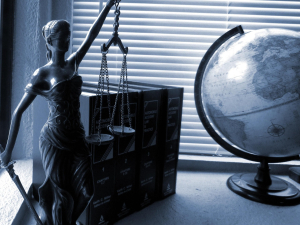 Ασυνήθιστη πρόταση Βρετανού δικαστή στη διαμάχη Ελλάδας με επενδυτές