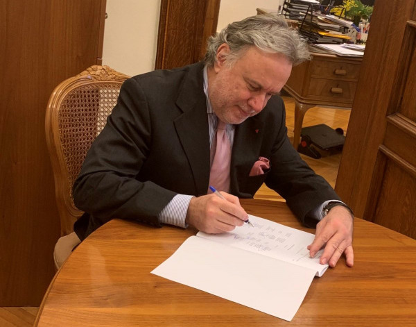 O Κατρούγκαλος υπέγραψε τον κυρωτικό νόμο της Συμφωνίας των Πρεσπών (φωτο)