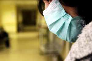 «Όμηρος» της γρίπης το ΕΣΥ: Δεκάδες στη λίστα αναμονής για ΜΕΘ, γέμισαν και οι κλίνες των ιδιωτικών νοσοκομείων