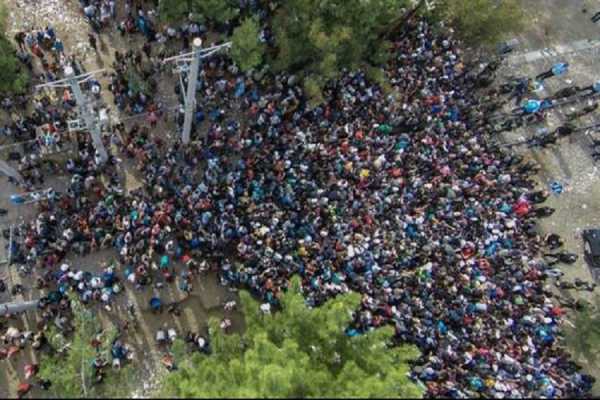 1.000 πρόσφυγες περπατούν 20 χλμ. για να φτάσουν στην ουδέτερη ζώνη Ελλάδας - ΠΓΔΜ