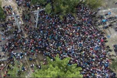 1.000 πρόσφυγες περπατούν 20 χλμ. για να φτάσουν στην ουδέτερη ζώνη Ελλάδας - ΠΓΔΜ