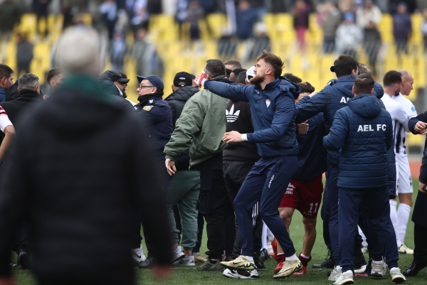 «Σύρραξη» στο Ηρακλής-ΑΕΛ, γροθιά του έξαλλου Μπελμόντ και αποβολή! (video)