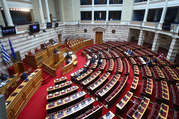 Άγνωστος Στρατιώτης: Σε εξέλιξη η ψηφοφορία στη Βουλή για την τροπολογία